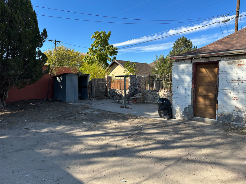 1025 E 8th St - Photo 3 of 32