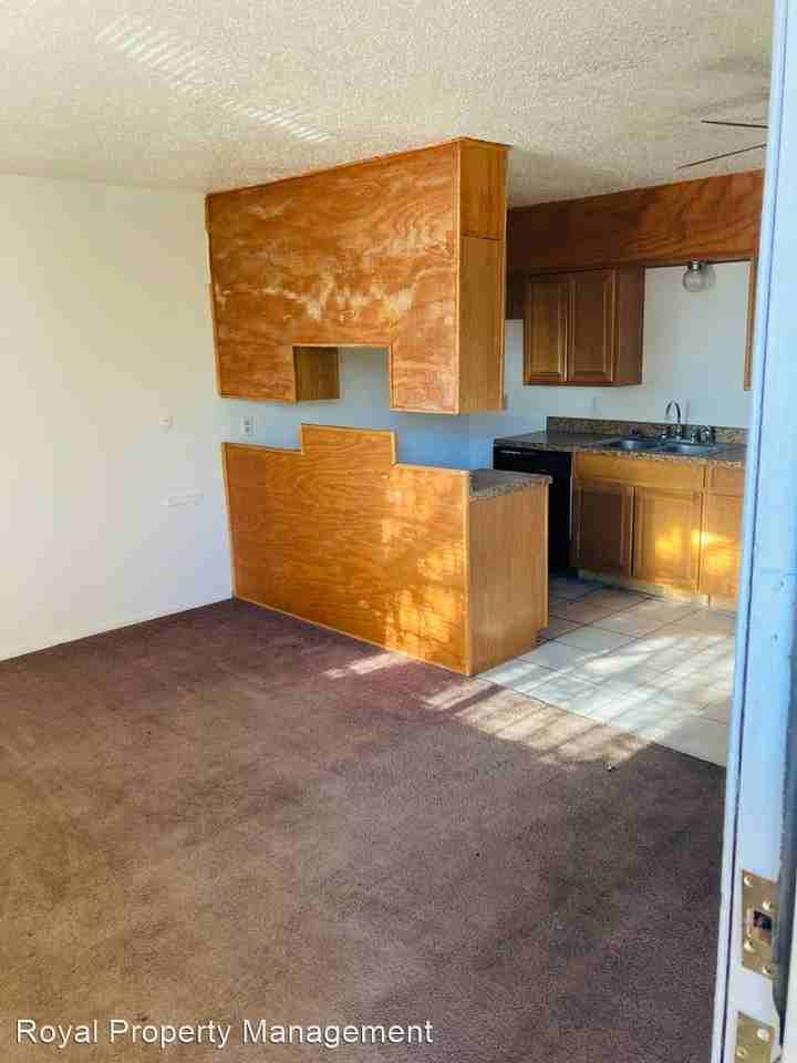 916 E 17th - Photo 3 of 9