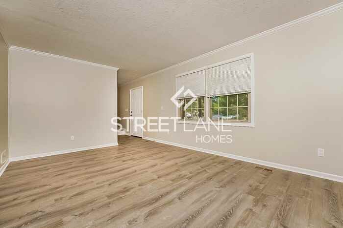 11719 Brookwood Ct - Photo 3 of 15