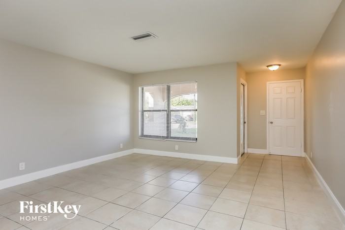 1172 Nw 46th Ave - Photo 3 of 15