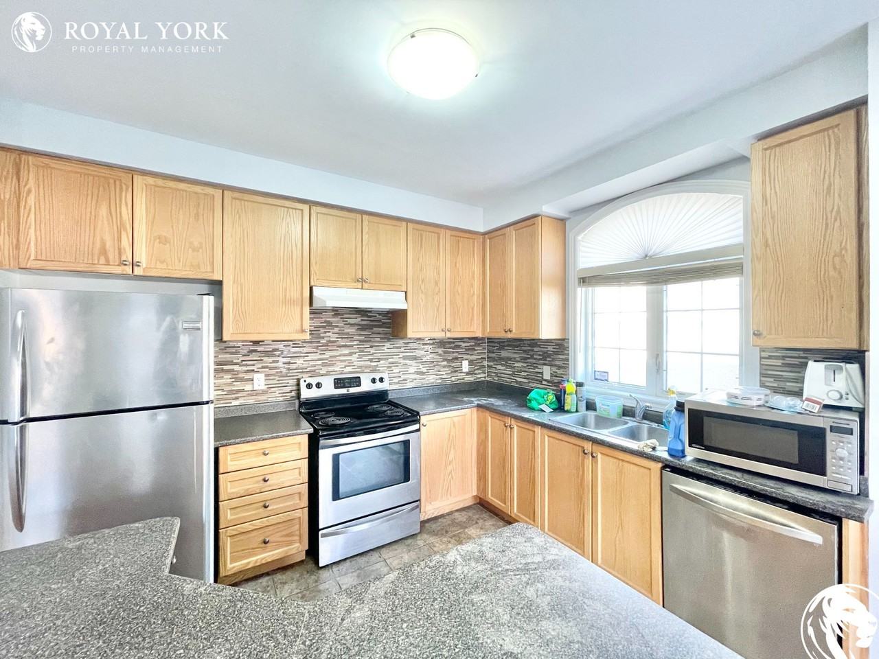 47 Parrotta Dr - Photo 2 of 39