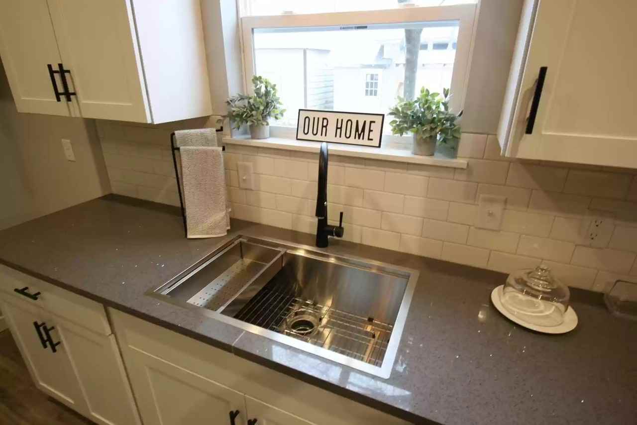 928 W Elm St - Photo 2 of 12