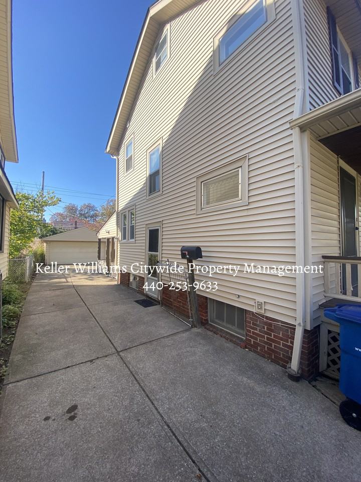 2182 Carabel Ave - Photo 2 of 23