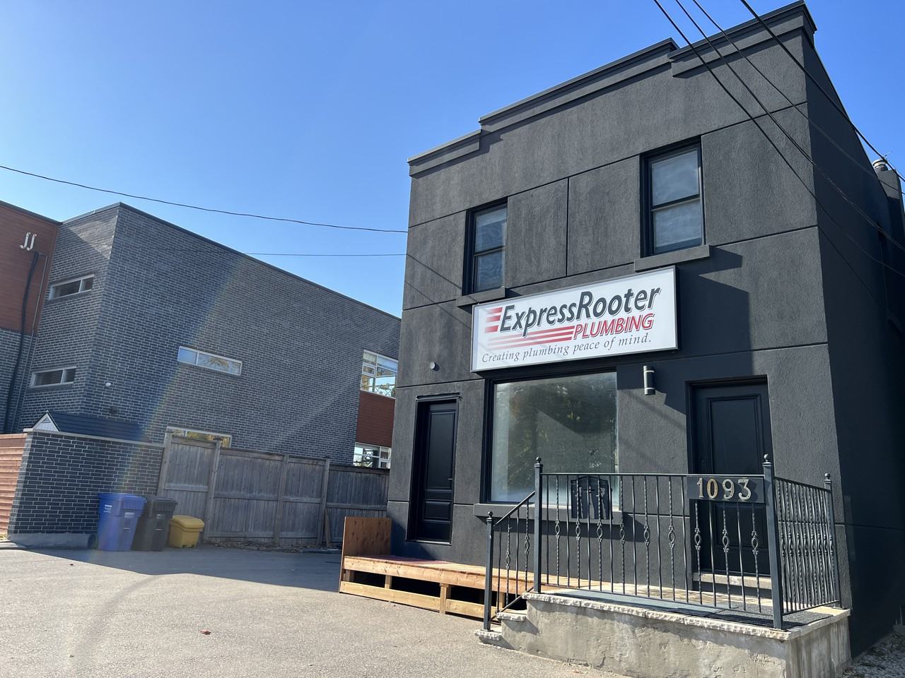 1093 Lakeshore Rd E - Photo 3 of 31