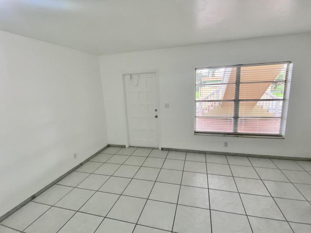 1033 Nw 30th Ct #3 - Photo 6 of 9