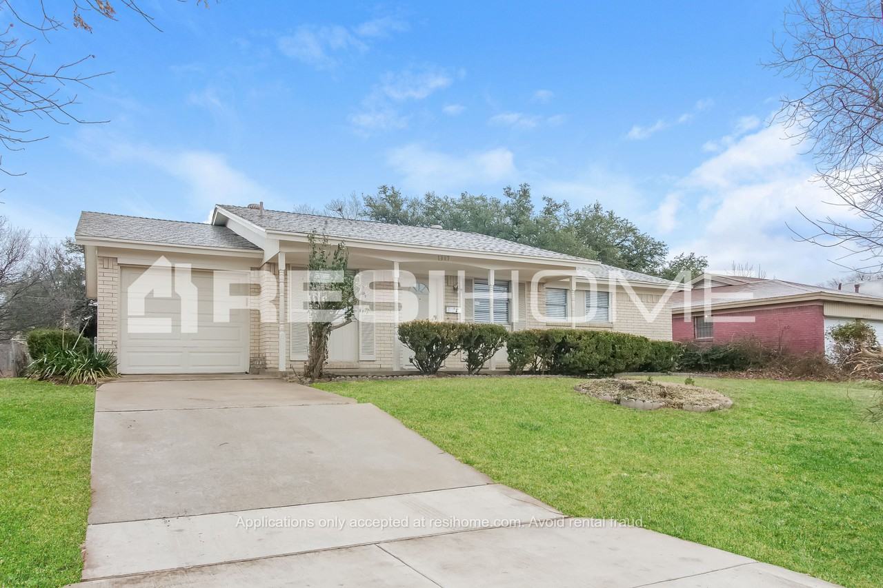 1317 Stafford Dr - Photo 3 of 23