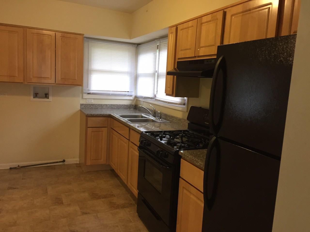 17044 Oakwood Ave - Photo 3 of 16