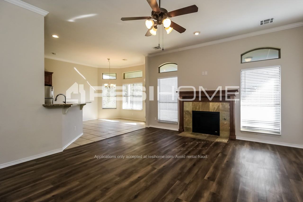 8820 Nw 113th St - Photo 3 of 23