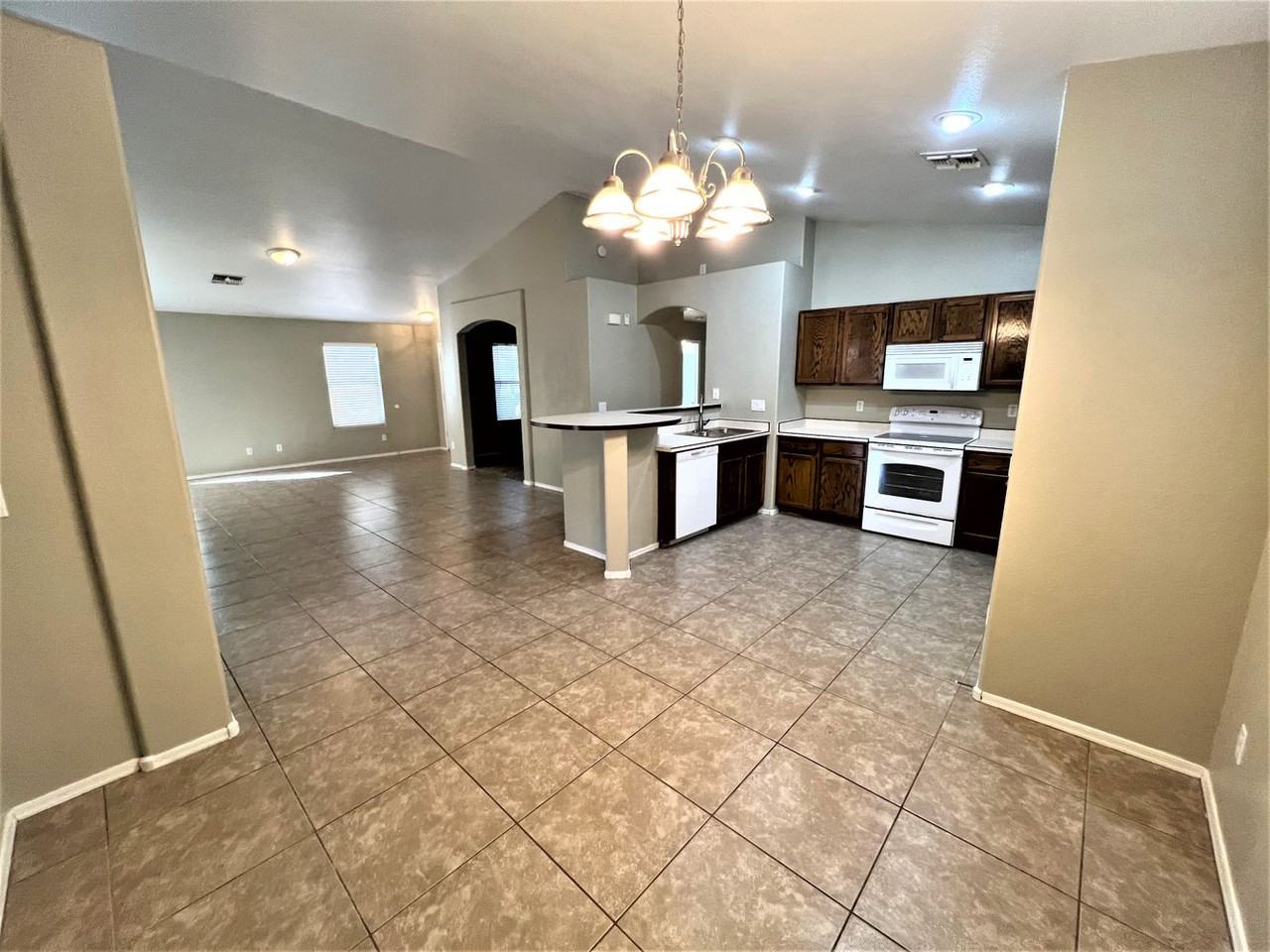 8021 W Magnolia St - Photo 3 of 17