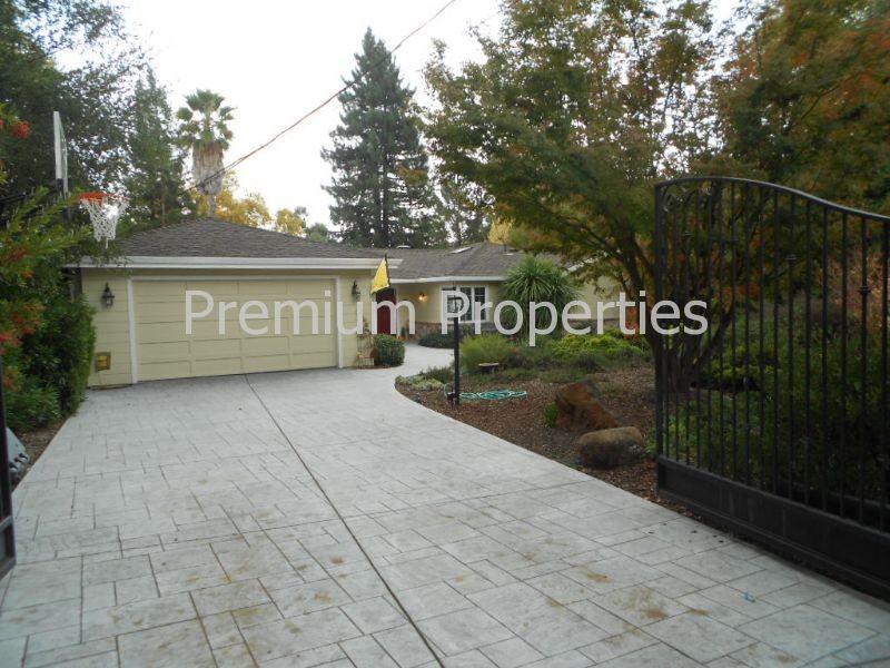 3291 Fairholm Ct - Photo 2 of 26