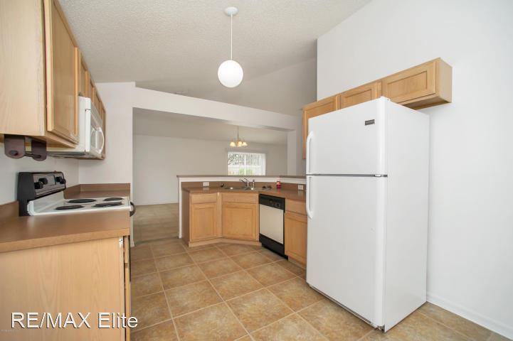 1732 Vista Lake Cir - Photo 3 of 15