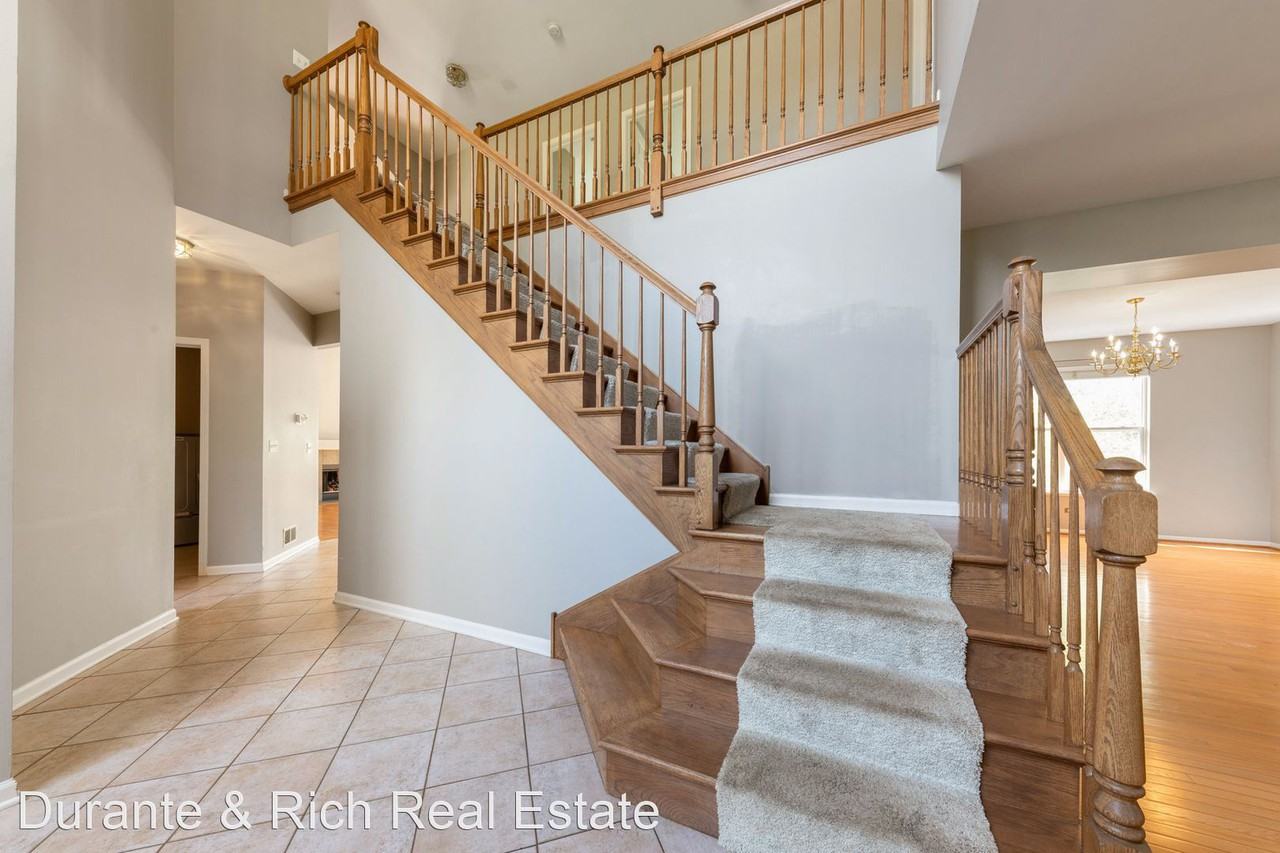 570 Huntington Cir - Photo 3 of 16