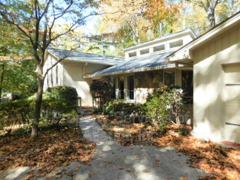 3235 Brookview Dr - Photo 2 of 32