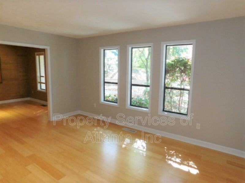 3235 Brookview Dr - Photo 3 of 32