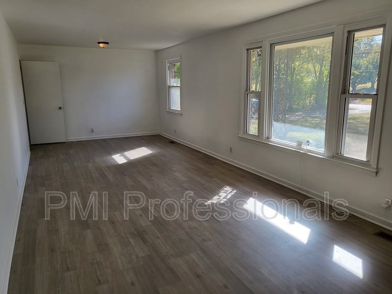 3268 Kings Ln - Photo 2 of 12