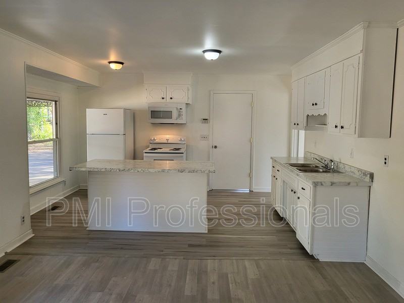 3268 Kings Ln - Photo 3 of 12