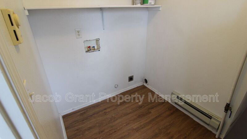 385 Golden St #4 - Photo 7 of 11
