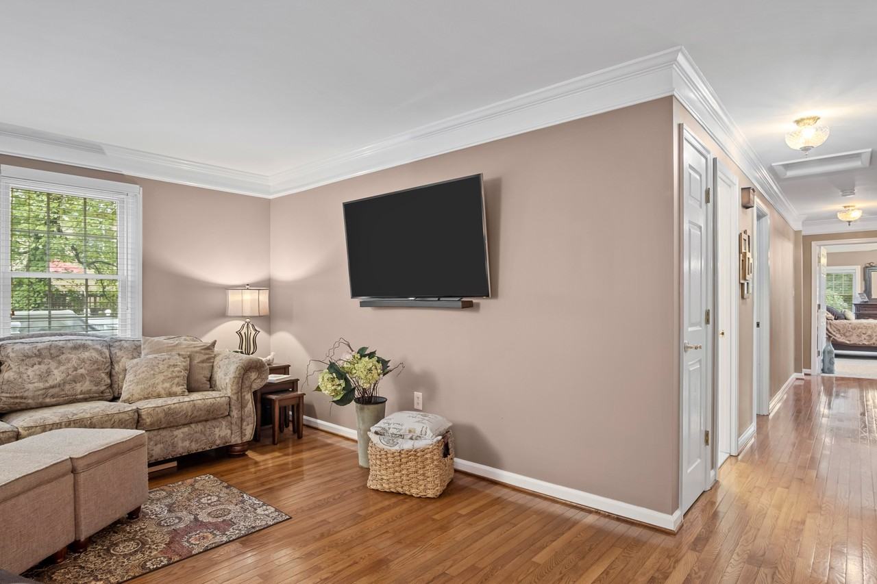 1857 Abbotsford Dr - Photo 2 of 50