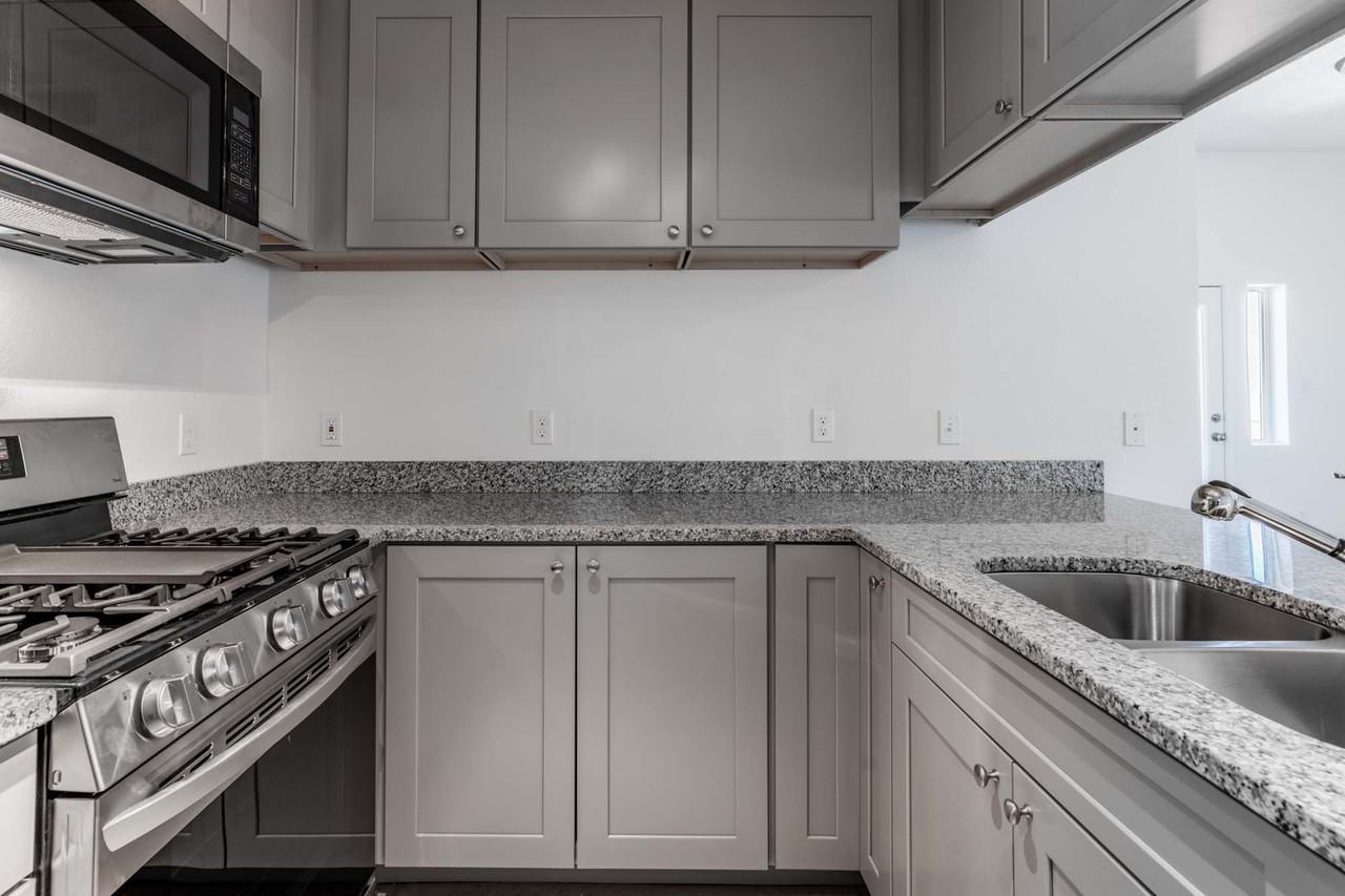 1517 Meadowlark Ln Se - Photo 4 of 28