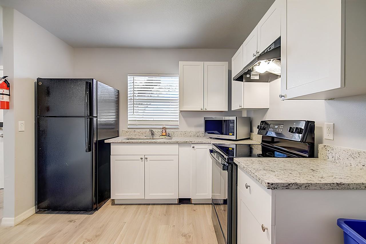 E 38th Ave - Photo 4 of 11