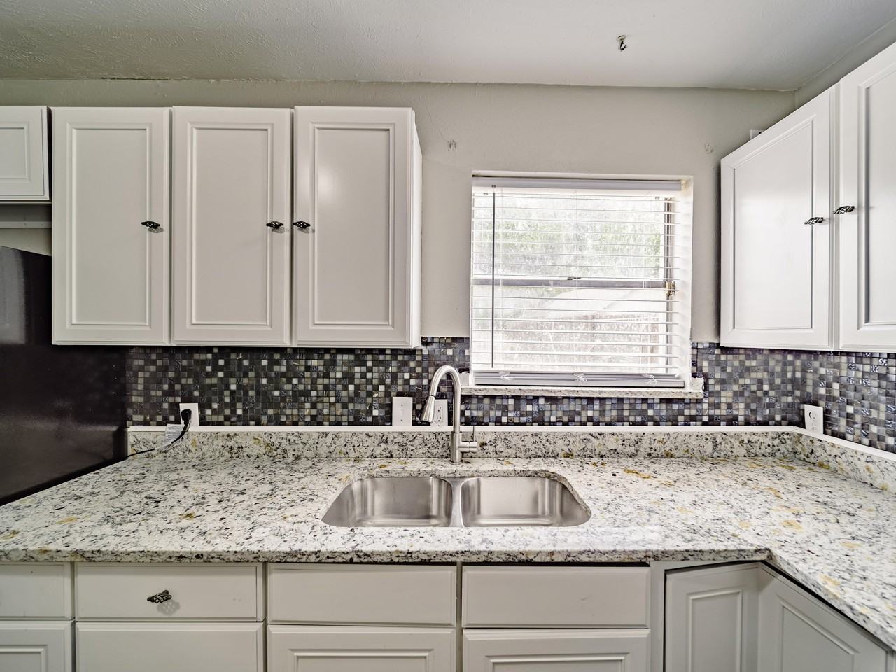 Twin Post Ct - Photo 2 of 6