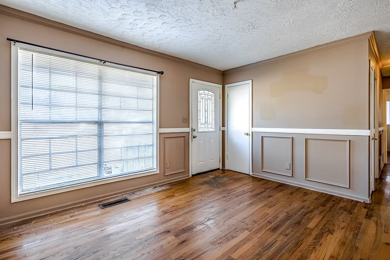 Essex Dr - Photo 2 of 22