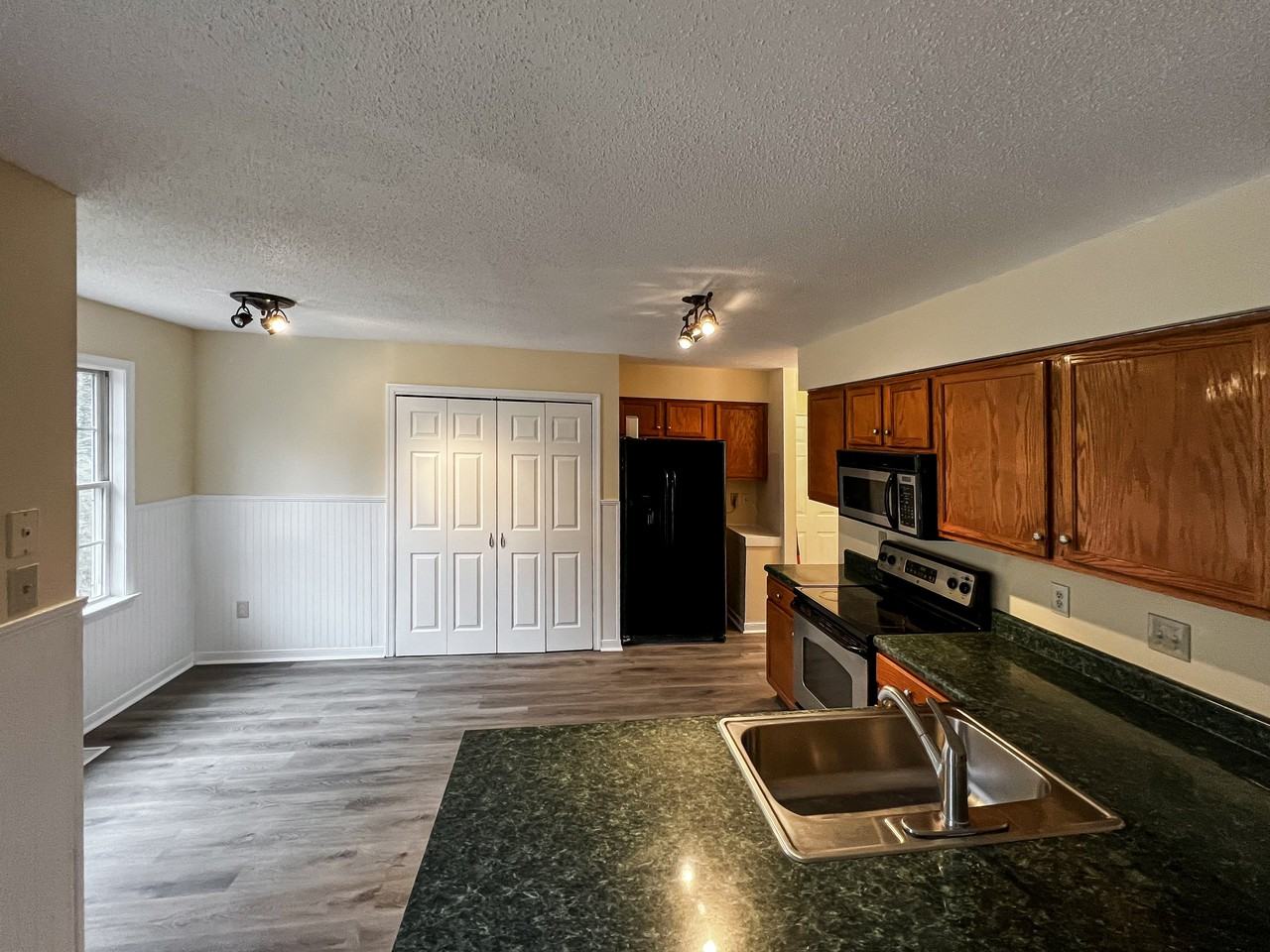 Clearview Ct - Photo 2 of 18