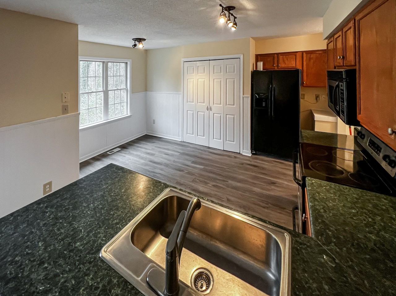 Clearview Ct - Photo 3 of 18