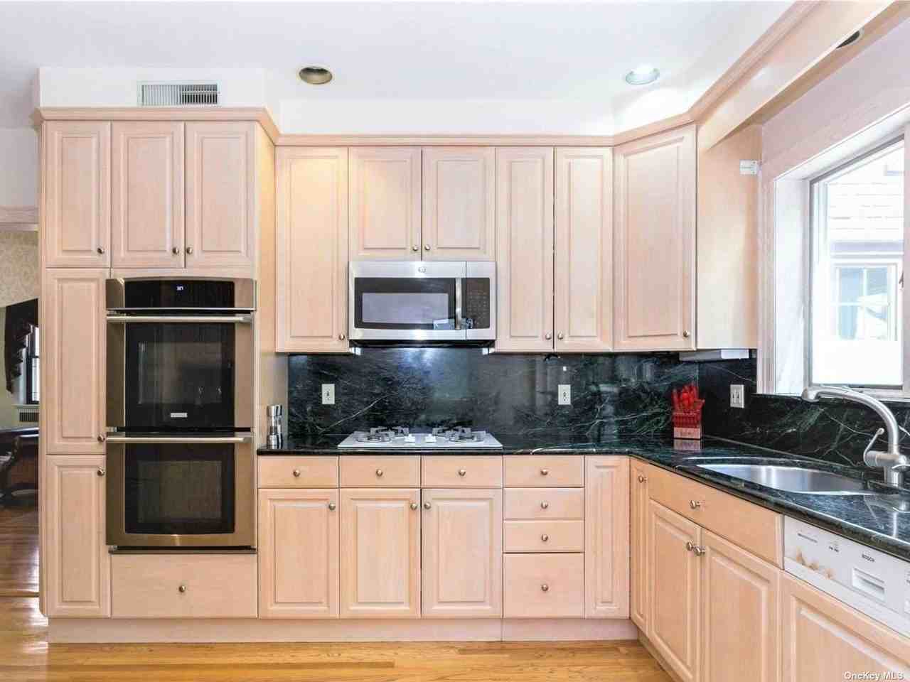 139 Midgely Dr - Photo 2 of 8