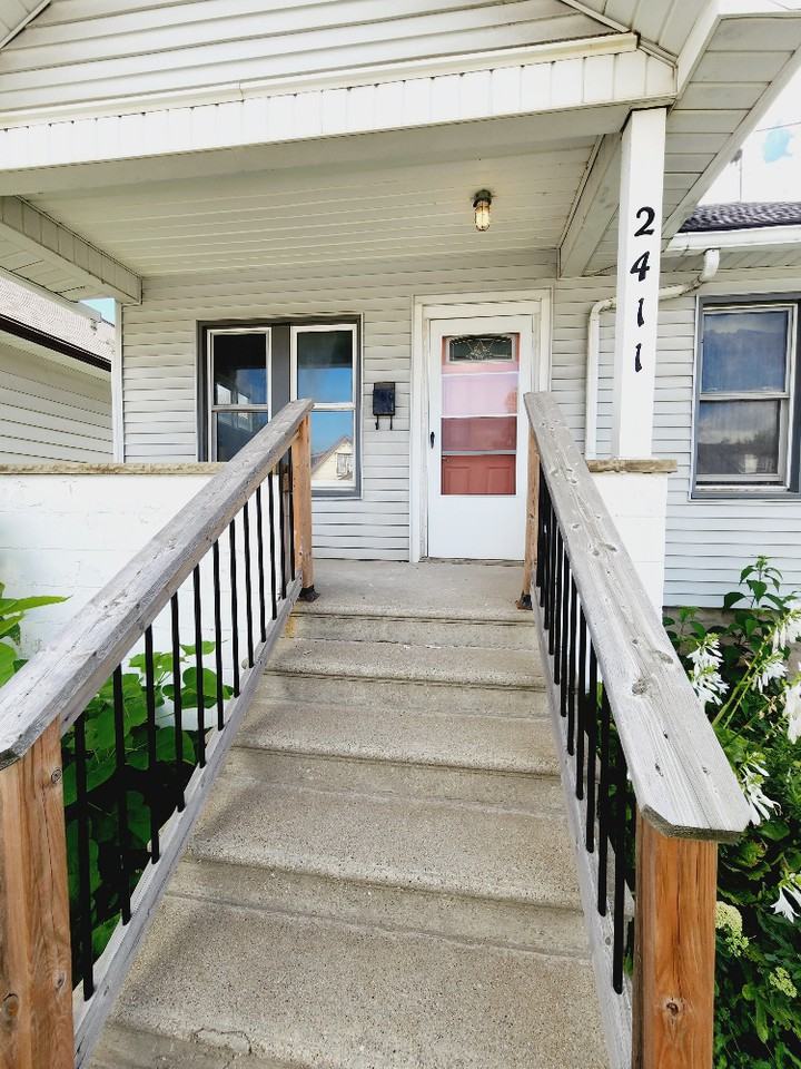 2411 Howard Ave - Photo 3 of 12