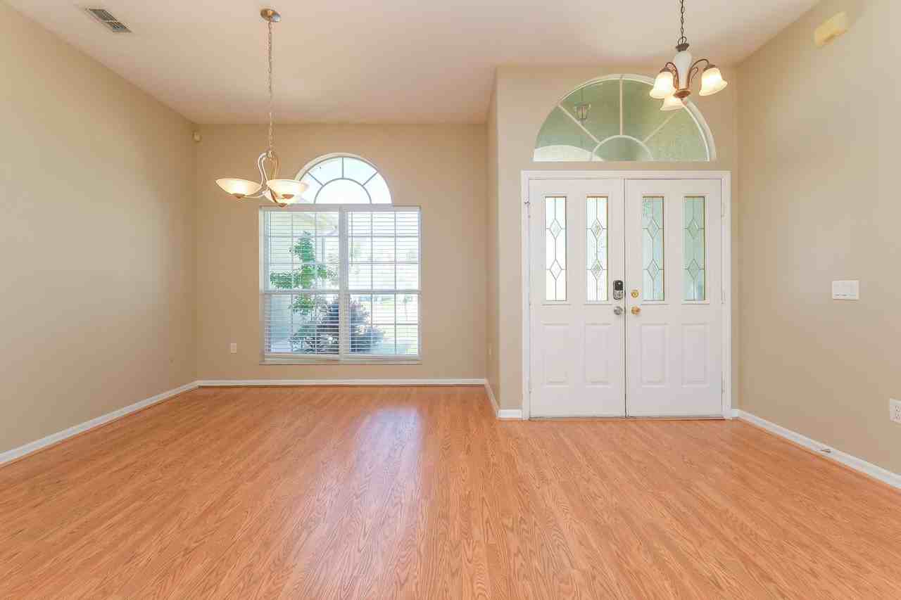 8818 Linebrook Dr - Photo 3 of 17
