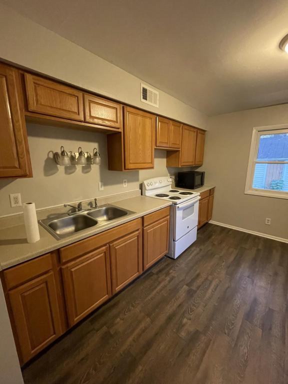 221 N Cherry St - Photo 5 of 11