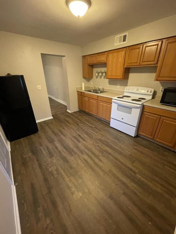 221 N Cherry St - Photo 6 of 11