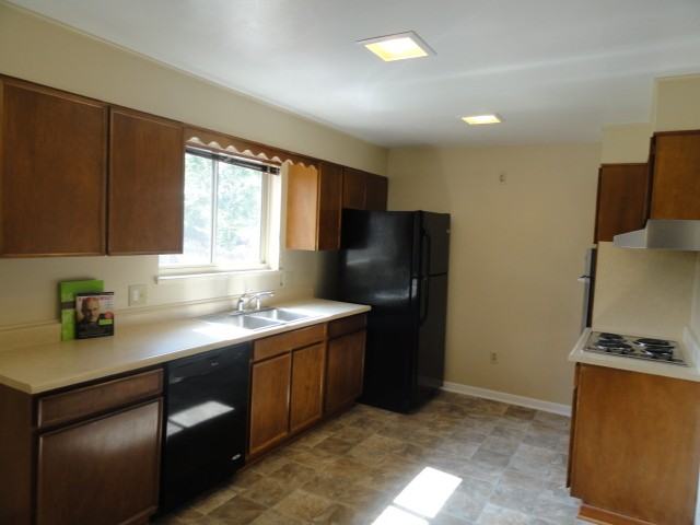 5942 Taft St - Photo 3 of 22