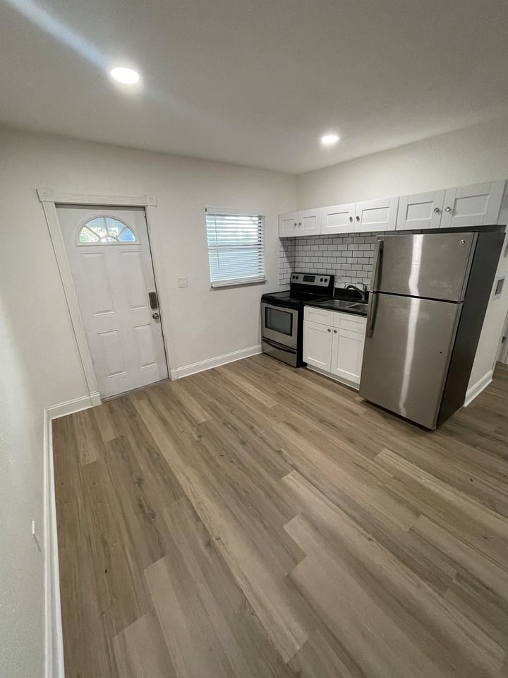 1311 East Caracas Street #B - Photo 2 of 13