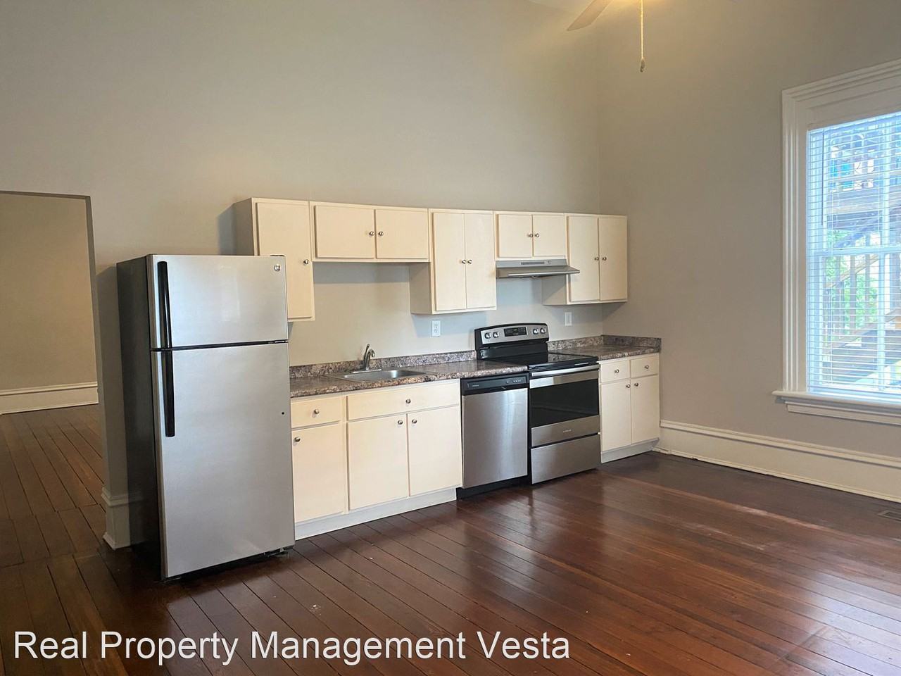 1065 College St - Photo 2 of 8