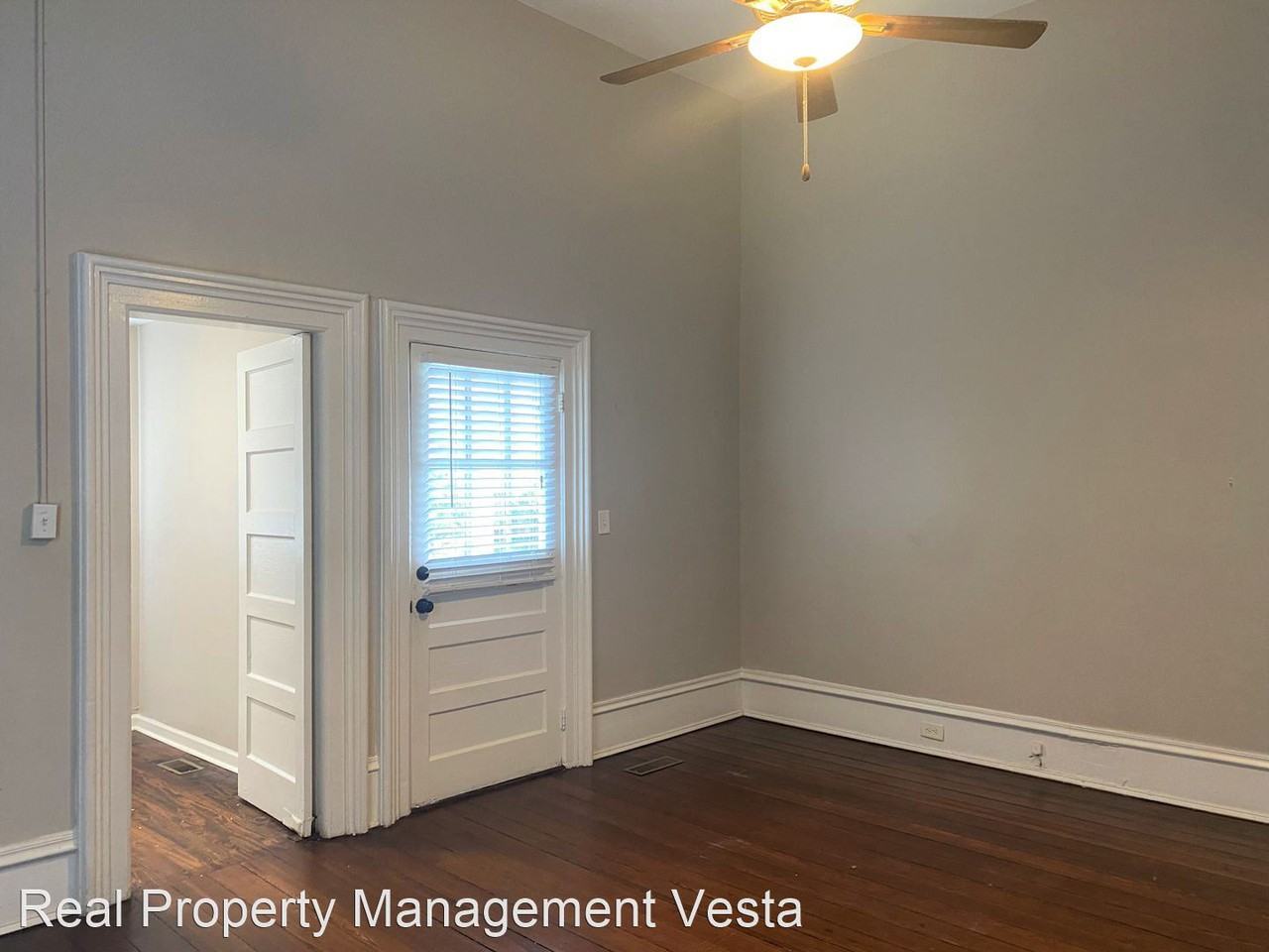 1065 College St - Photo 3 of 8