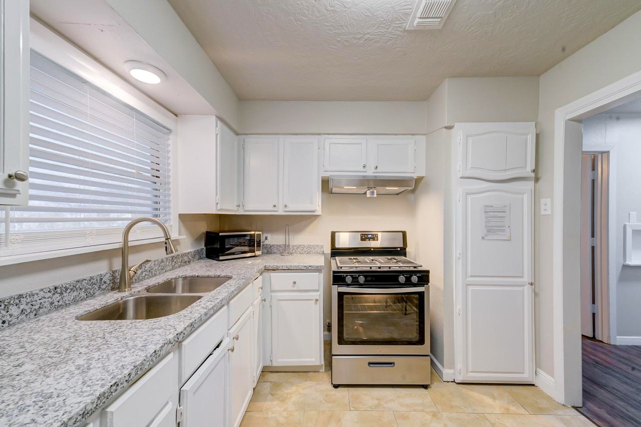 Thornwood Dr - Photo 2 of 13