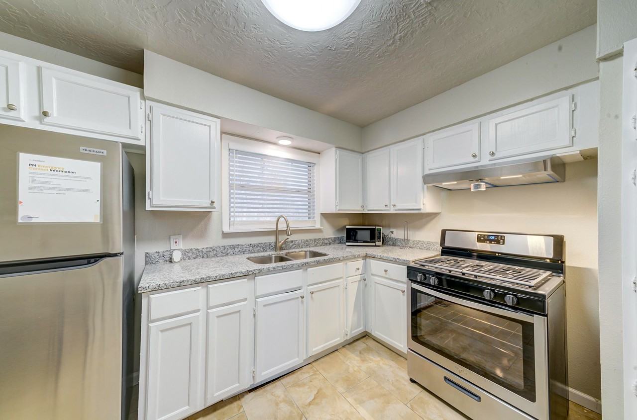 Thornwood Dr - Photo 5 of 13