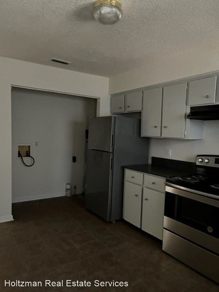 722 Sharon St - Photo 3 of 10