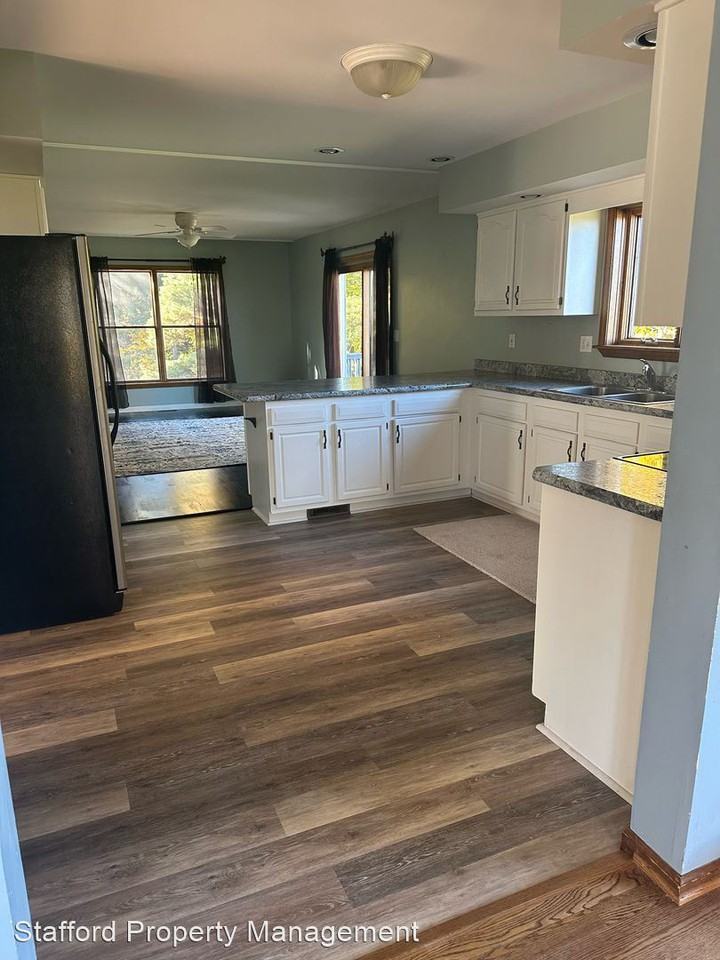 5933 Goodale Rd - Photo 3 of 20