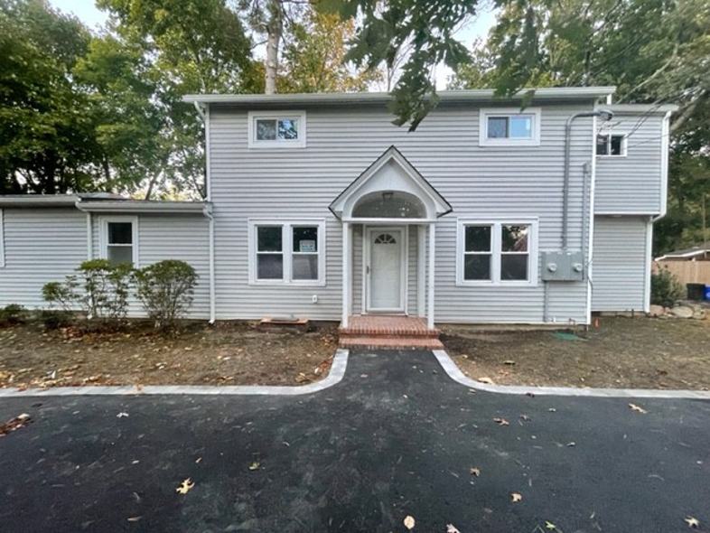 7 New Mill Rd, Smithtown, NY 11787 3 Bedroom House for 2,850/month