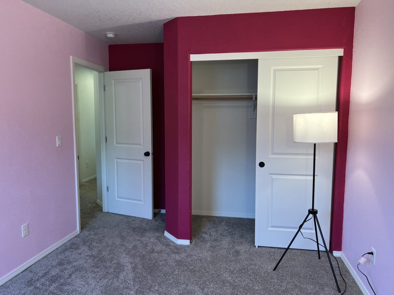 SE Steele St - Photo 2 of 7