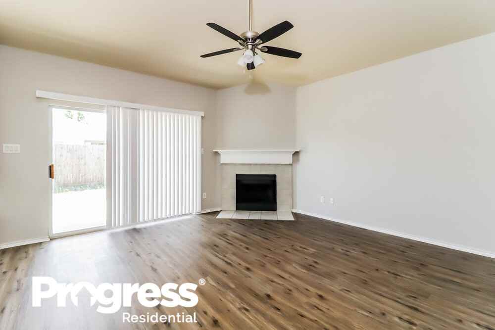 3220 Royal Crest Dr - Photo 3 of 16