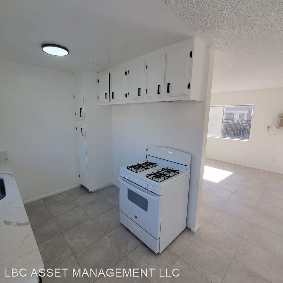 15252 Nordhoff St. - Photo 2 of 10
