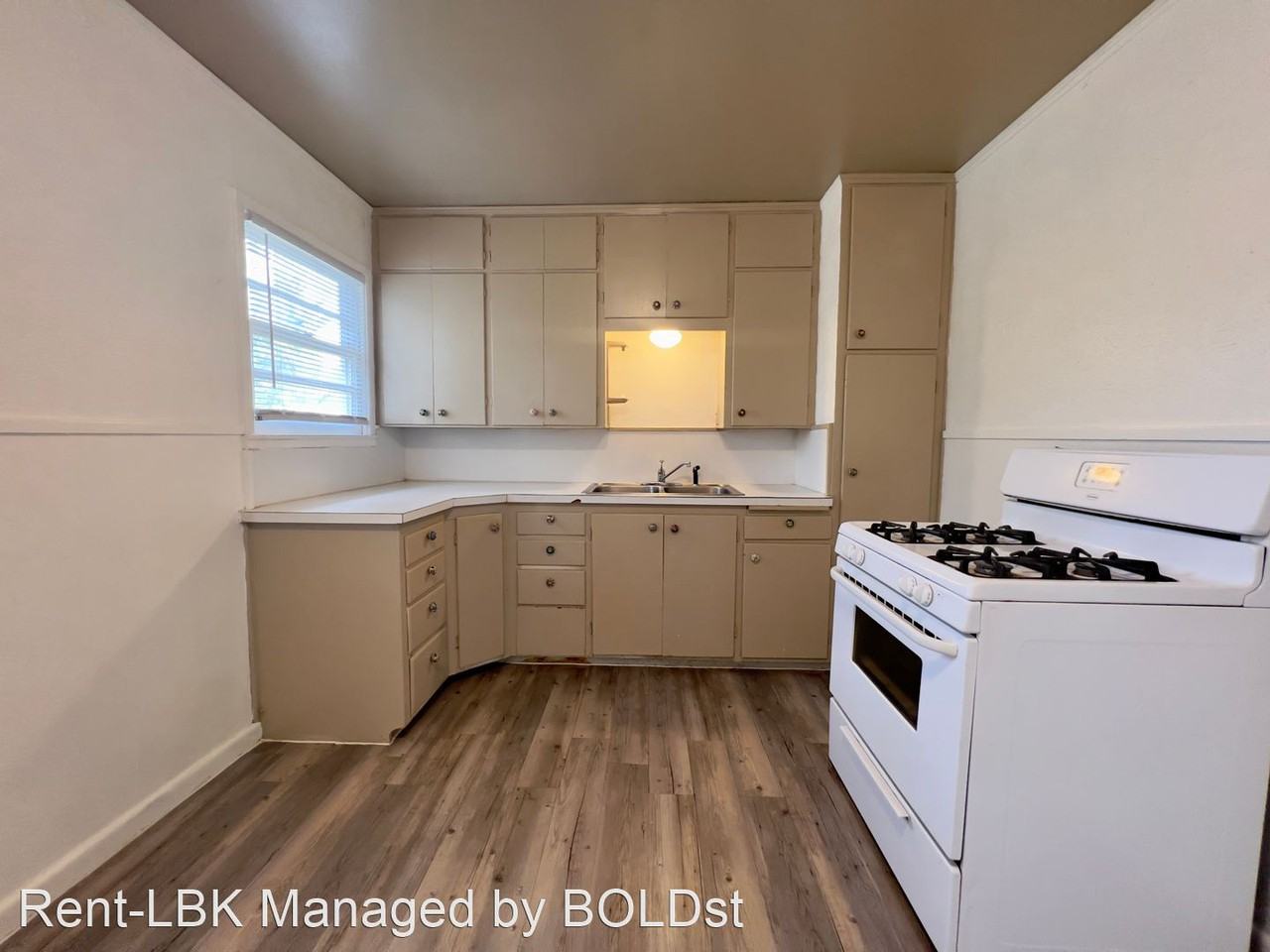 3810 32nd St - Photo 3 of 10