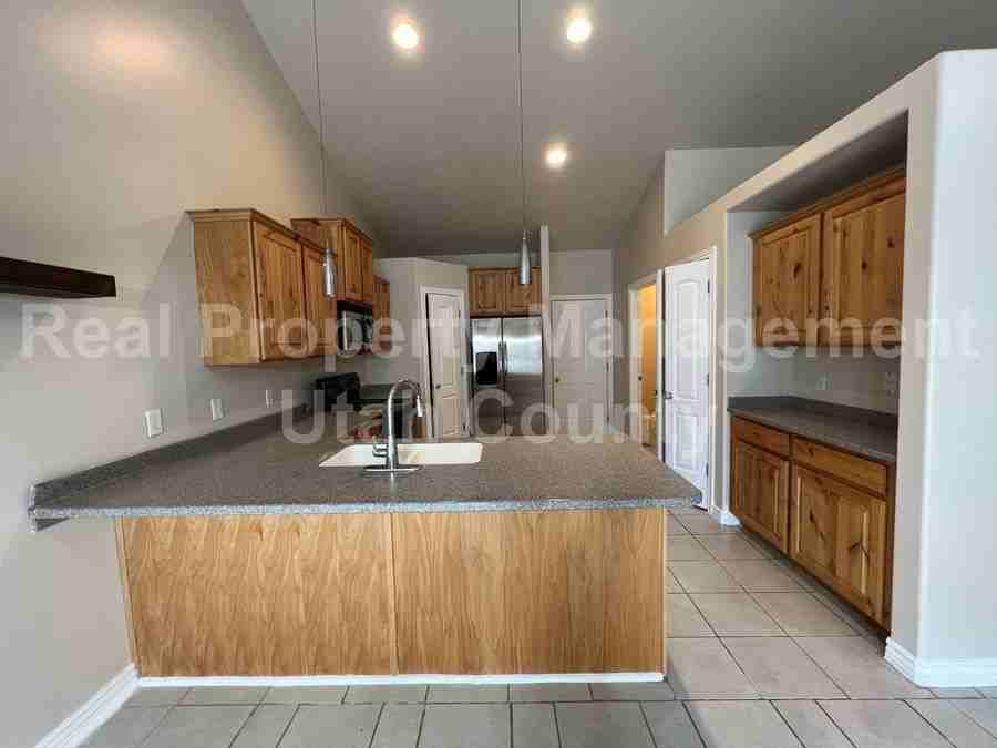 6943 N Cherokee St - Photo 2 of 29