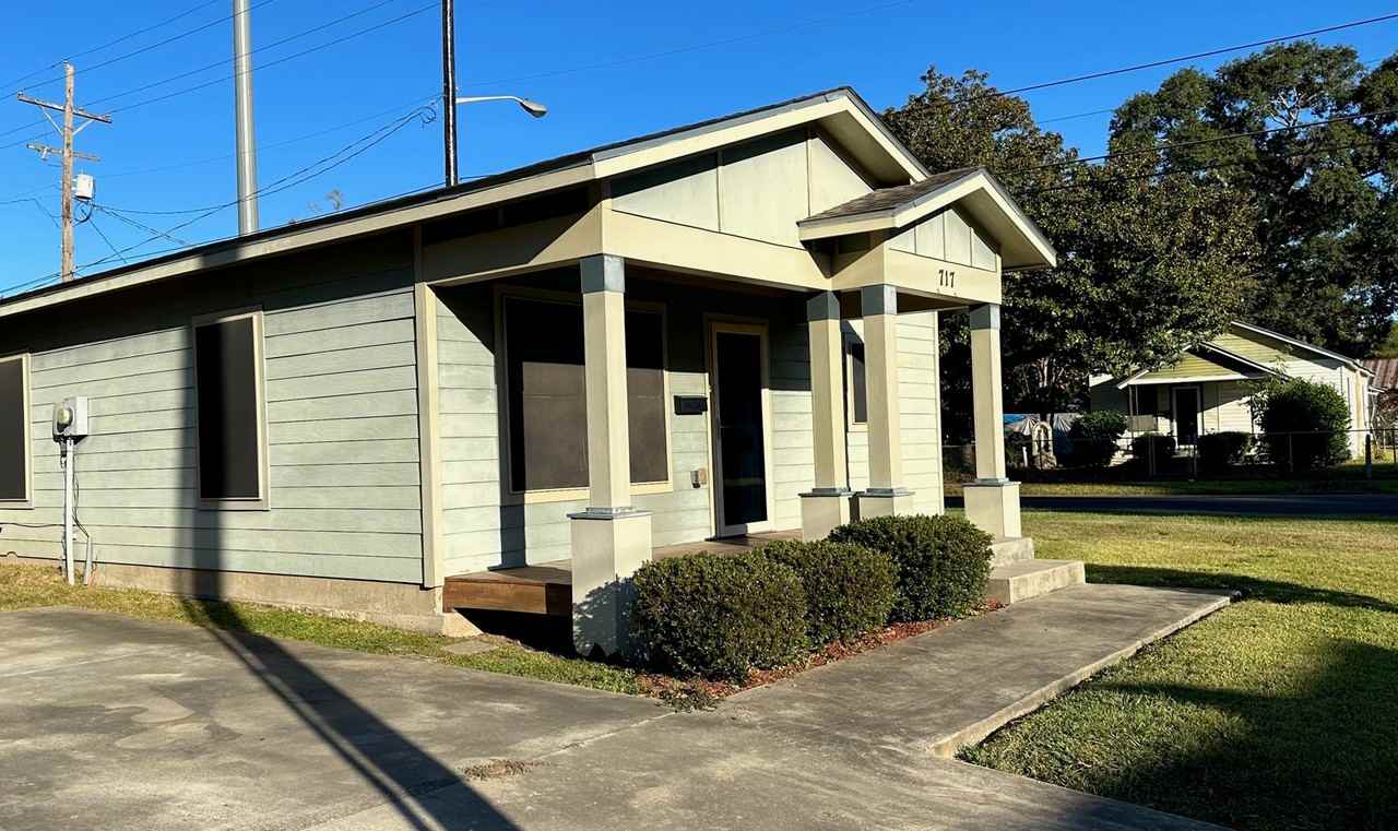 717 S Sterling St - Photo 2 of 12