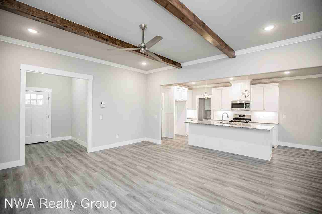 1824 Seay Cir - Photo 2 of 28