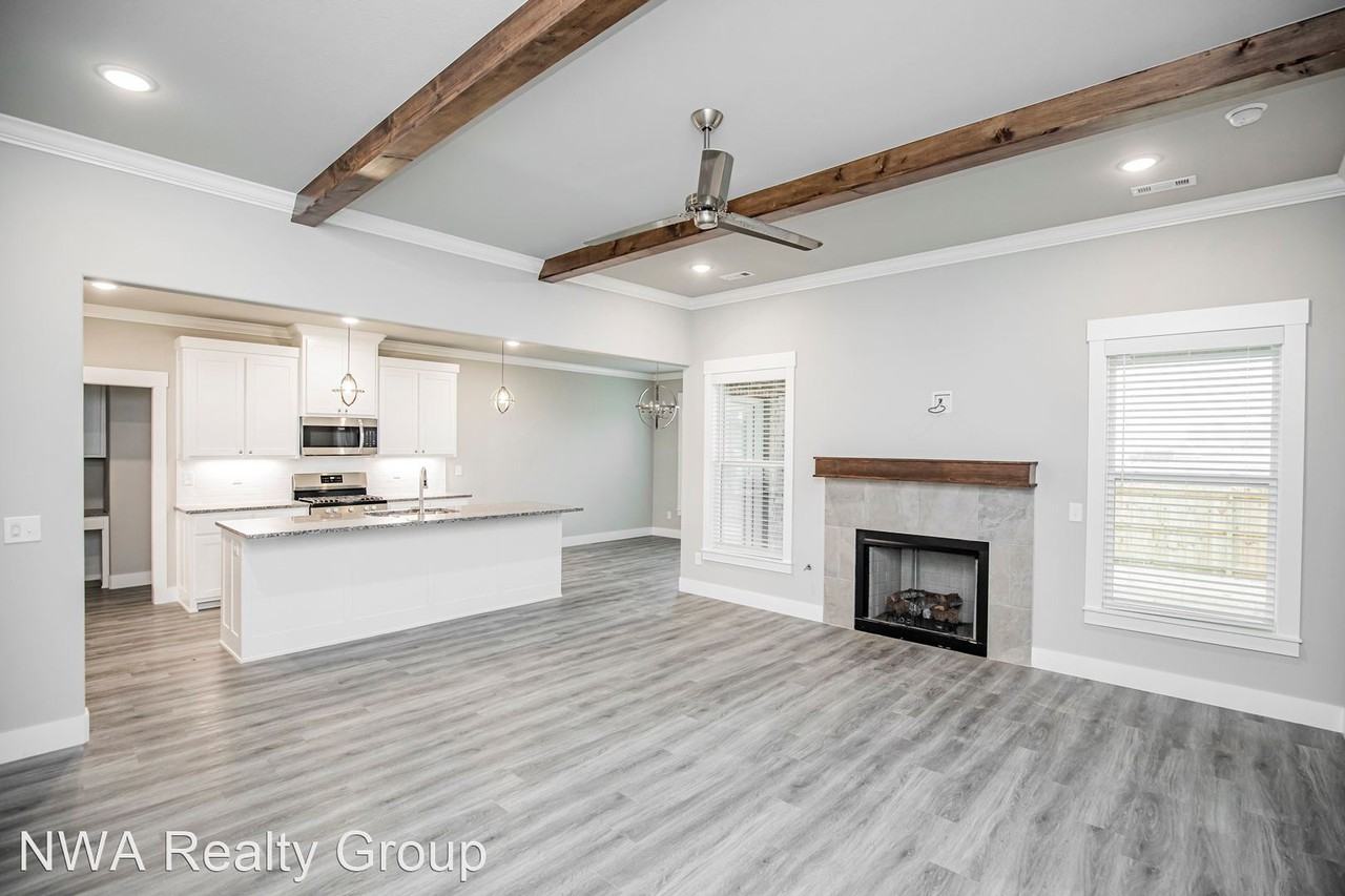 1824 Seay Cir - Photo 3 of 28